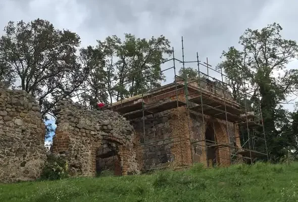 Prace ratunkowe przy dachu kaplicy-mauzoleum w Wyszanowie