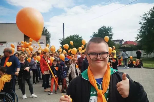 Uczniowie SPdP z pomocą przy zbiorze ziemniaków w Przyczynie Górnej