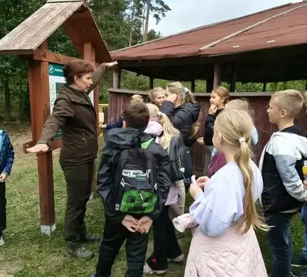 Uczniowie klasy 3d ze Wschowy odkrywali tajemnice lasu w Nadleśnictwie Góra Śląska