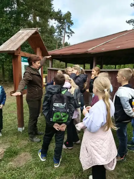 Uczniowie klasy 3d ze Wschowy odkrywali tajemnice lasu w Nadleśnictwie Góra Śląska