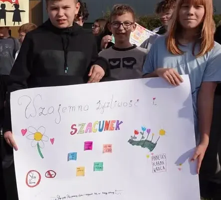 Happening przeciw przemocy w Sławie – uczniowie przemaszerowali ulicami miasta