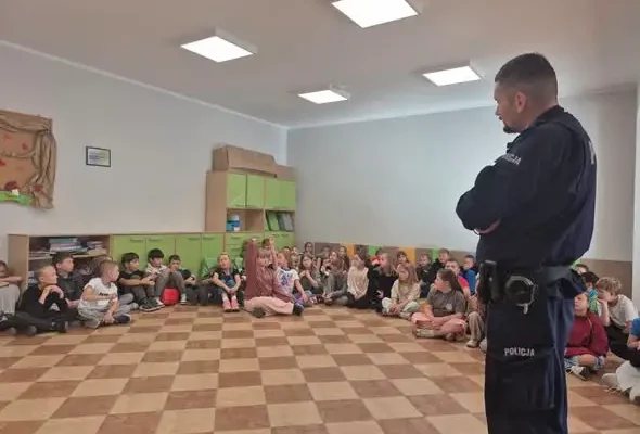 Policjant odwiedził uczniów klas I-III. Najmłodsi dostali kamizelki odblaskowe