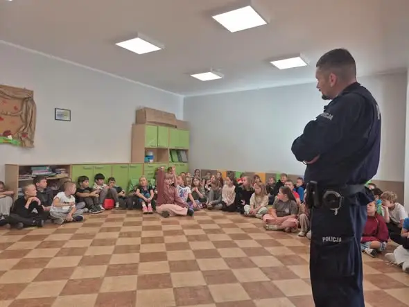 Policjant odwiedził uczniów klas I-III. Najmłodsi dostali kamizelki odblaskowe