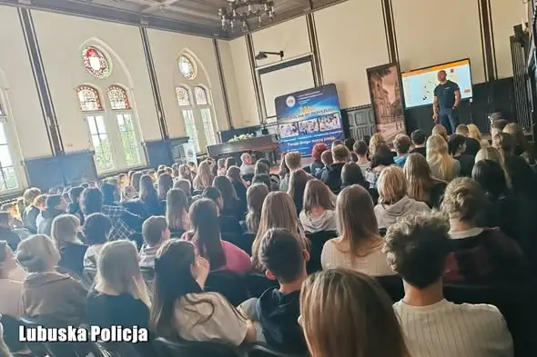 Wschowa: Policja i Straż Miejska uczą dzieci, jak rozpoznawać przemoc rówieśniczą