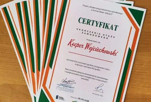 Stażyści z gminy Sława odebrali certyfikaty po wakacyjnych praktykach