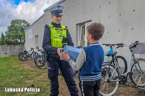 Wschowscy policjanci rozdali dzieciom kaski. Bezpieczeństwo na pierwszym miejscu