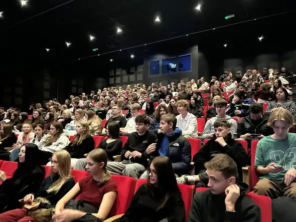 Uczniowie ZSP Sława obejrzeli „Lalkę” w kinie Żeglarz
