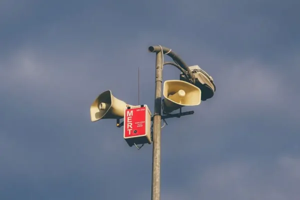 MSWiA wydało wytyczne dla szkół i przedszkoli na wypadek alarmu z powietrza